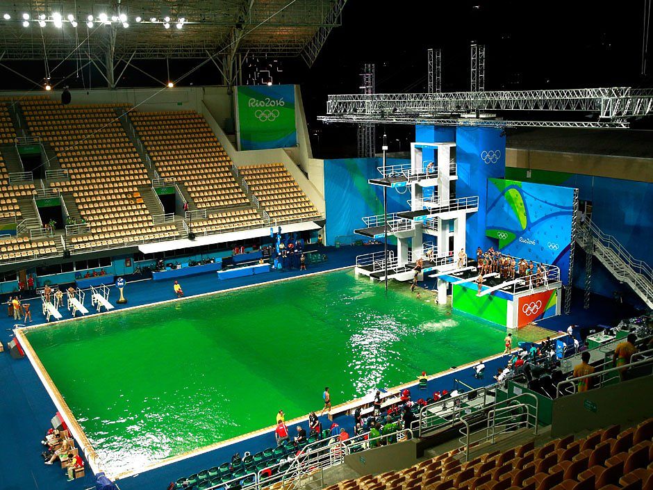 Олимпийский бассейн в Рио внезапно позеленел