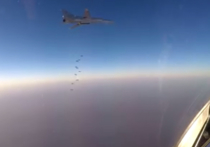 Минобороны России на своей странице в Facebook опубликовало видеозапись, на которой стратегические бомбардировщики Ту-22М3 наносят удар по объектам террористов «Исламского государства» (организация запрещена в РФ) в сирийской Ракке, которая считается неофициальной столицей одиозной группировки