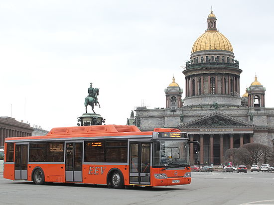 Сегодня жителей Санкт-Петербурга  и Ленинградской области перевозят почти 9,5 тысяч автобусов 