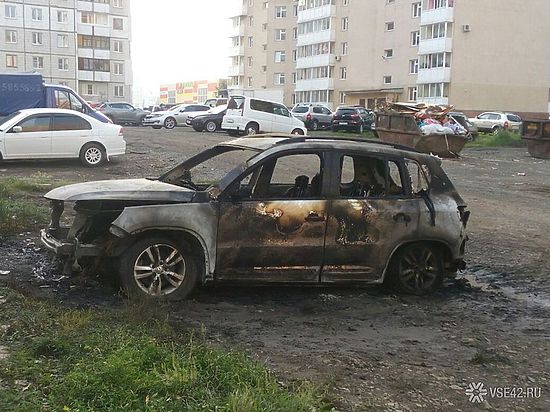 Жителей Кемерова возмущают «останки» сгоревшей иномарки 