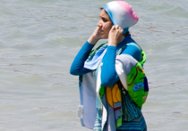История вокруг мусульманских женских купальных костюмов «буркини», запрет на которые был принят на днях в Каннах, получила во Франции неожиданное неприятное продолжение