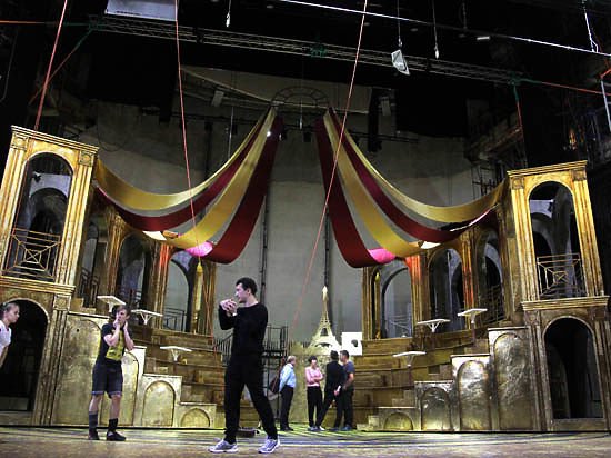 Театр мюзикла накануне большой премьеры превращается в цирк
