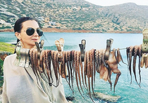 Популярная телеведущая Екатерина Стриженова проводит летние каникулы на острове Сардиния в Средиземном море