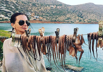 Популярная телеведущая Екатерина Стриженова проводит летние каникулы на острове Сардинии в Средиземном море