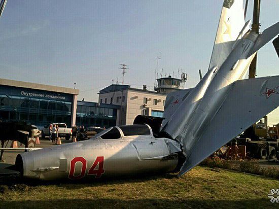 В аэропорту Кемерова пополам сломался самолёт 