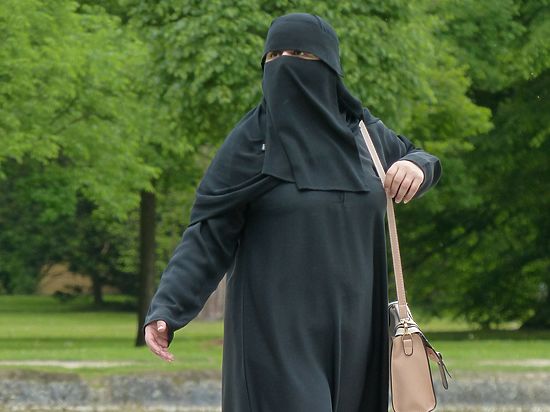 А во Франции после серии терактов запрещают мусульманские купальные костюмы