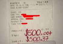 Посетительница одного из американских кафе оставила официанту Кейси Симмонсу 500 долларов чаевых