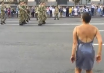 В Интернете появилась видеозапись, на которой запечатлен неизвестный мужчина в женском платье