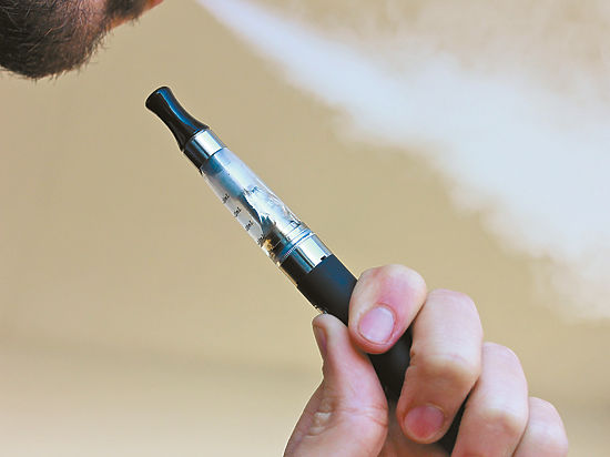 Курильщики электронных сигарет напрочь игнорируют просьбы окружающих «не дымить в лицо»