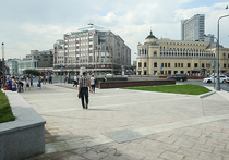 Постепенно центр Москвы освобождается от ремонтных ограждений, и жители столицы могут оценить все больше пространств, благоустроенных по программе «Моя улица»
