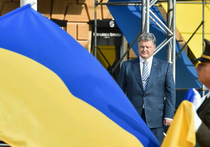 Из Киева украинский президент отправился в зону АТО поздравить силовиков с Днем флага и независимости