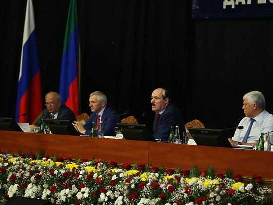 23 августа, Глава Дагестана принял участие в Республиканском совещании работников учреждений образования.