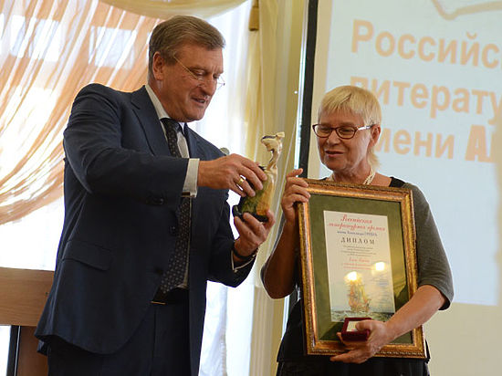 Игорь Васильев вручил писательнице диплом, знак лауреата и памятный приз. Размер премии составил 100 тысяч рублей