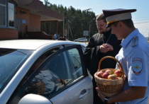 Инспекторы дорожного движения и духовенство поздравили водителей с Яблочным Спасом