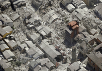 Подсчет жертв катастрофического землетрясения, поразившего центральную часть Италии, с каждым часом приносит все худшие новости