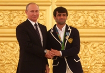 В четверг президент России Владимир Путин принял участие в церемонии награждения российских спортсменов, которые привезли медали с Олимпиады в Рио-де-Жанейро