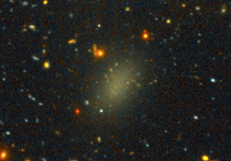 Об открытии «сверхтёмной» галактики Dragonfly 44 заявила группа астрономов под руководством Питера ван Доккума (Pieter van Dokkum) из Йельского университета