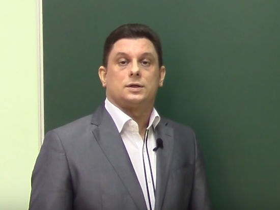 В итоге были уволены оба его фигуранта, но разбирательства продолжаются