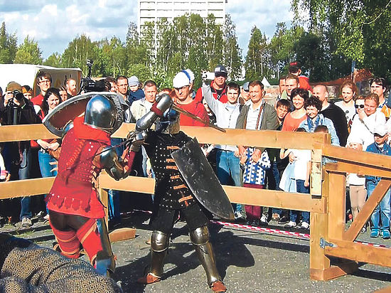 В Петрозаводске в бою на мечах сошлись и мужчины, и женщины