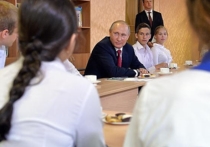 Президент РФ Владимир Путин встретил 1 сентября в гимназии №2 во Владивостоке, где сейчас находится в визитом