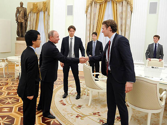 Студенты престижного колледжа «обскакали» премьер-министра Британии и встретились с российским президентом