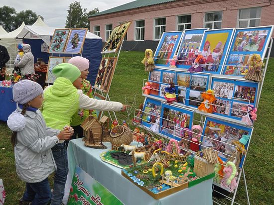 Погода котино в прокопьевском районе. Село Котино Прокопьевский район. Персонажи ярмарки. Прокопьевская ярмарка. Прокопьевская ярмарка г.Чердынь.