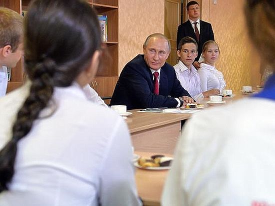 С такой речью президент обратился к учащимся гимназии во Владивостоке