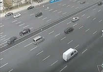 В Сети появилось видео, на котором запечатлен момент столкновения двух легковых автомобилей на Кутузовском проспекте в пятницу