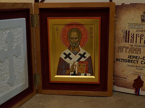 Создателям картины вручили  особый приз - специально написанную для этого события икону  Св. Николая