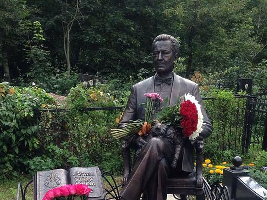 Памятник знаменитому литературоведу получился, по словам его родных, «домашним»