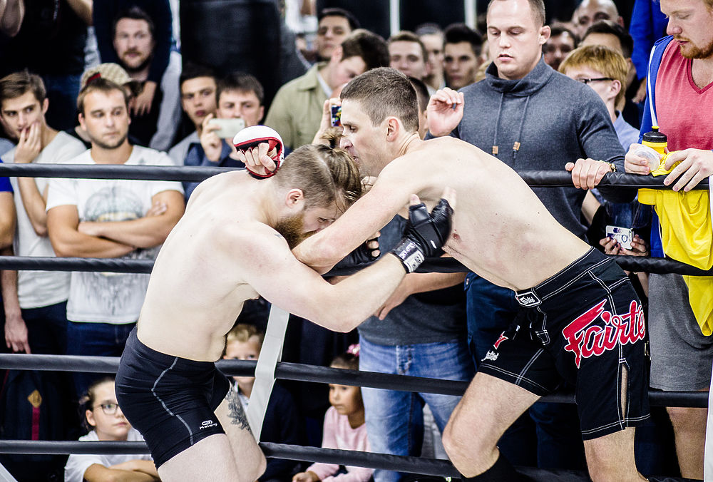 Журналист Алексей Сафонов победил нокаутом в первом поединке по MMA