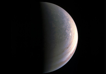 Фотографии с зонда Juno показали Северный полюс Юпитера голубым