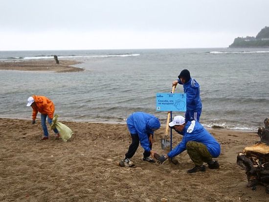 Волонтеры сделали карту загрязнений побережья священного озера 