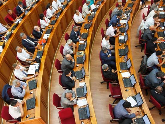 Часть депутатов отозвала подписи под законопроектом о сокращении парламента республики на одну треть