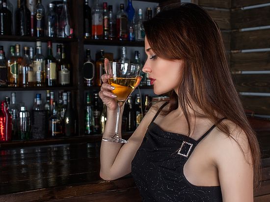 По словам ученых, спиртные напитки в большей степени вредят женской печени
