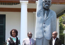 Президент Зимбабве 92-летний Роберт Мугабе открыл памятник самому себе: об этом сообщает местная пресса, цитируя негативную реакцию жителей находящейся в глубоком экономическом кризисе страны