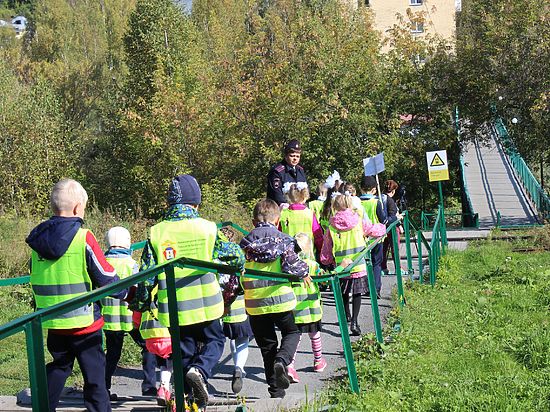 Школьники Таштагольского района приняли участие в акции «Шагающий автобус» 