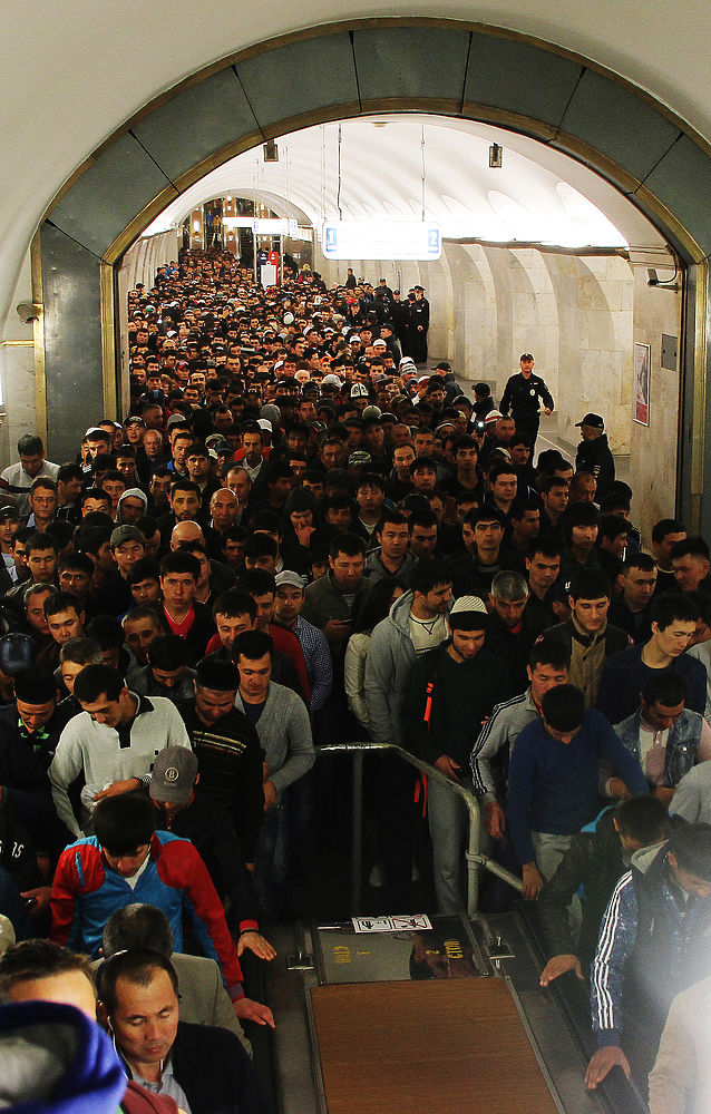 Таджикское метро. Мигранты в метро. Чурки в метро. Мусульмане в метро. Мигранты в Москве.