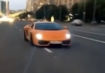 Видеоролик гонок блондинки на оранжевом Lamborghini возмутил пользователей соцсетей