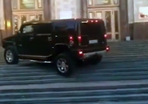 Водителя автомобиля Hummer, заехавшего на ступеньки главного здания МГУ им