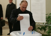 Владимир Путин и Дмитрий Медведев решили прийти на избирательные участки в первой половине дня, чтобы своим примером вдохновить россиян исполнить свой гражданский долг