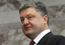 Президент Украины Петр Порошенко вновь стал объектом насмешек блогеров из-за своего мятого костюма