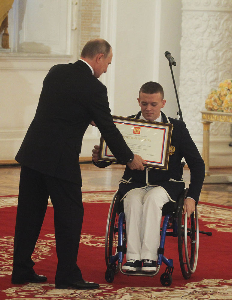 Владимир Путин в Кремле наградил российских паралимпийцев президентскими грамотами