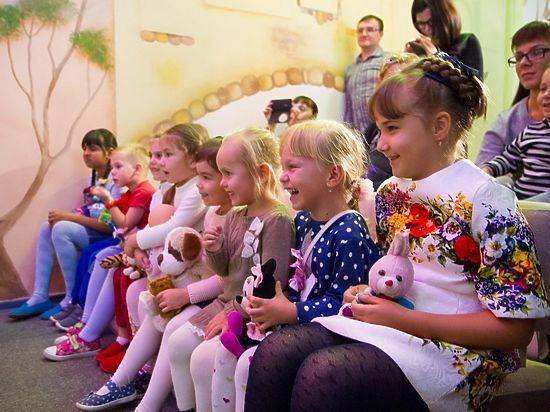Хабаровский «Театр кукол» устроил детский праздник. Для юных зрителей организовали квест. Маленьких гостей разделили на команды, которые отправились каждый по своему маршруту.