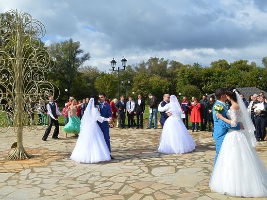 В Принарском парке установили скульптуру, символизирующую крепкие семейные отношения