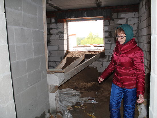 Около 40 отчаявшихся дольщиков жилого комплекса «Родниковый край» в поселке Хохряки «захватили» свои недостроенные квартиры