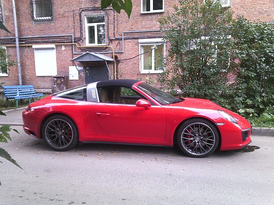 Кемеровчан заинтриговал «студенческий» красный Porsche 