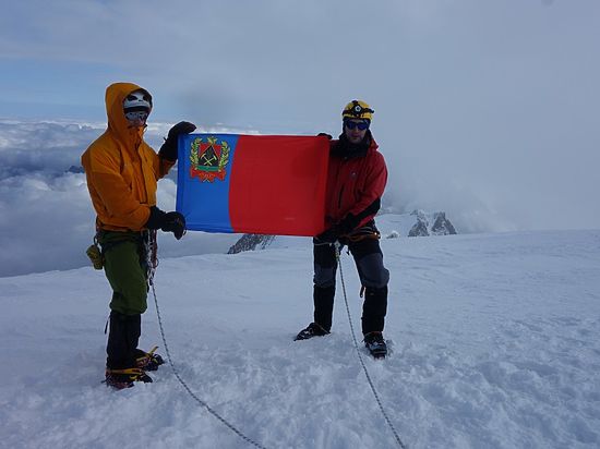 Альпинисты из Кемеровской области накануне покорили Моблан, установив на вершине флаг региона.