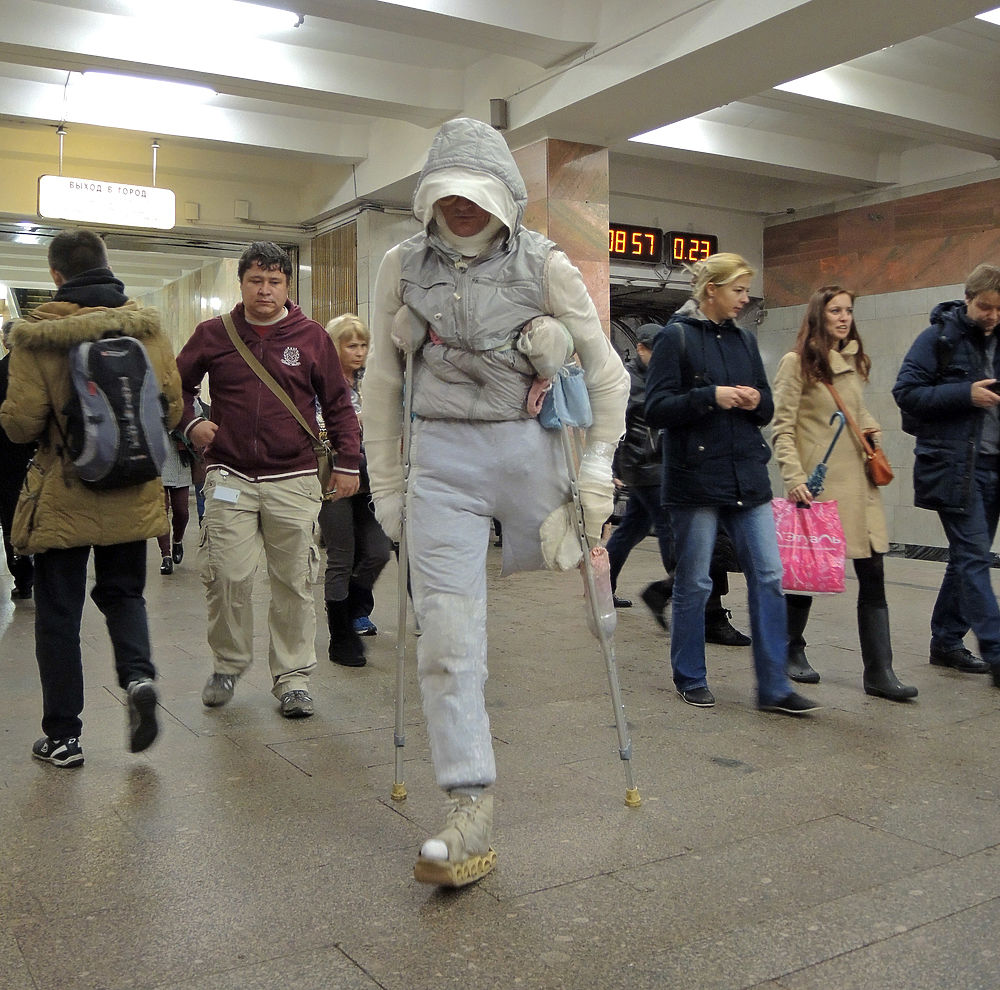 Человек фламинго в московском метро