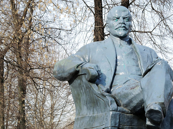 Чиновники забыли, что бронзовой скульптуре Ильича положена реставрация, хотя мастера неоднократно уведомляли их об этом